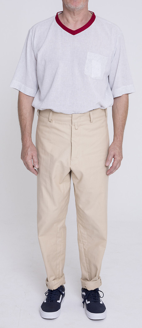 T-Shirt über Baggy Pants Narrow Hem, Front T-Shirt über Baggy Pants Narrow Hem, Front