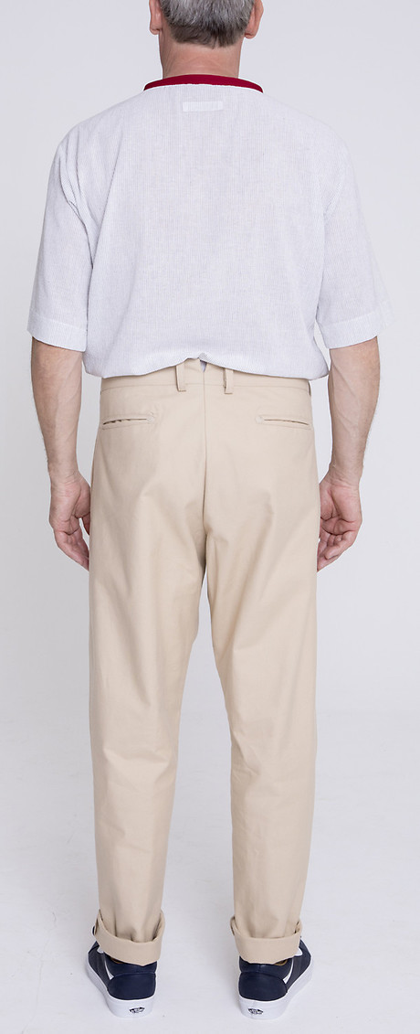 T-Shirt über Baggy Pants Narrow Hem, Rücken T-Shirt über Baggy Pants Narrow Hem, Rücken