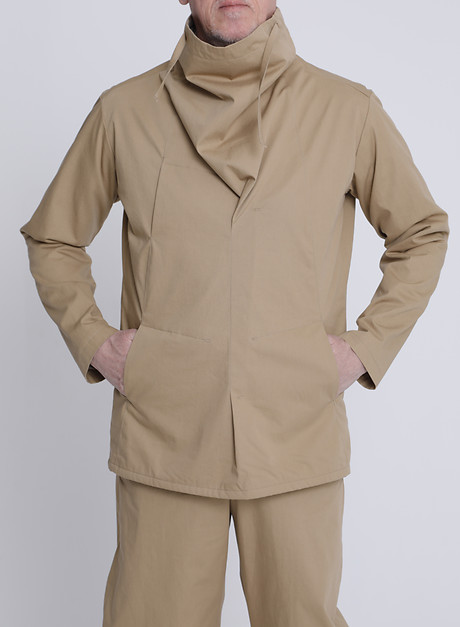 Schlupfblouson mit angeschnittenem Kaminkragen und 2 großen Bauch- und 1 Brusttasche. Sickel Pants mit angeschnittenem Bund und nach außen gewölbter Beinweite. Beides aus einem bahamabeigefarbenem Gabardine, 100 % Baumwolle. Schlupfblouson mit angeschnittenem Kaminkragen und 2 großen Bauch- und 1 Brusttasche. Sickel Pants mit angeschnittenem Bund und nach außen gewölbter Beinweite. Beides aus einem bahamabeigefarbenem Gabardine, 100 % Baumwolle.