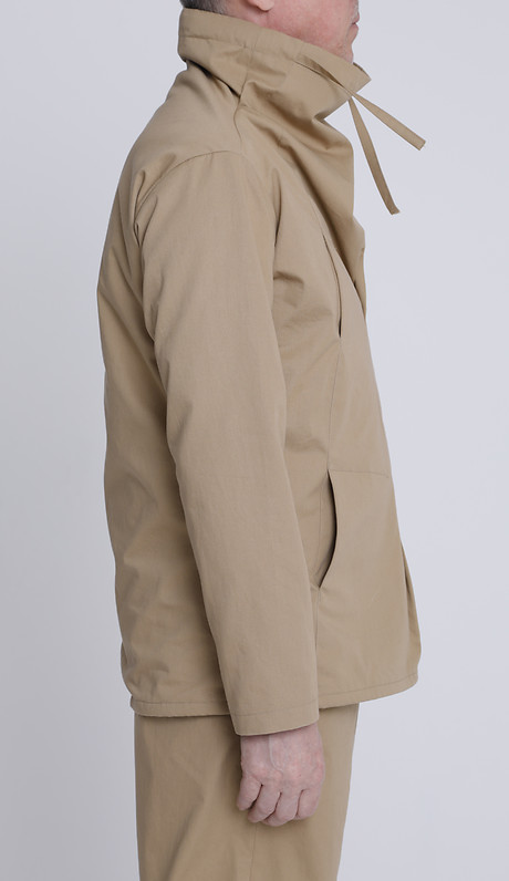 Schlupfblouson mit angeschnittenem Kaminkragen und 2 großen Bauch- und 1 Brusttasche. Sickel Pants mit angeschnittenem Bund und nach außen gewölbter Beinweite. Beides aus einem bahamabeigefarbenem Gabardine, 100 % Baumwolle. Schlupfblouson mit angeschnittenem Kaminkragen und 2 großen Bauch- und 1 Brusttasche. Sickel Pants mit angeschnittenem Bund und nach außen gewölbter Beinweite. Beides aus einem bahamabeigefarbenem Gabardine, 100 % Baumwolle.