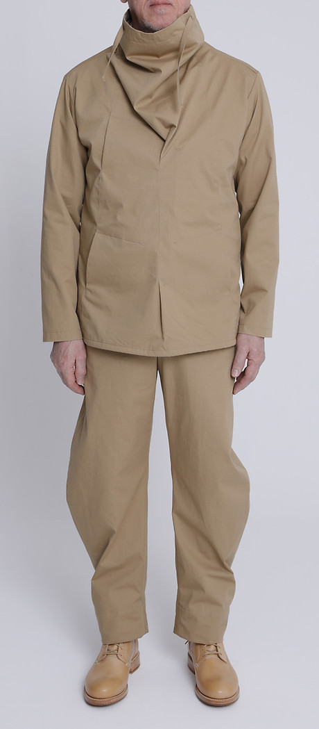 Schlupfblouson mit angeschnittenem Kaminkragen und 2 großen Bauch- und 1 Brusttasche. Sickel Pants mit angeschnittenem Bund und nach außen gewölbter Beinweite. Beides aus einem bahamabeigefarbenem Gabardine, 100 % Baumwolle. Schlupfblouson mit angeschnittenem Kaminkragen und 2 großen Bauch- und 1 Brusttasche. Sickel Pants mit angeschnittenem Bund und nach außen gewölbter Beinweite. Beides aus einem bahamabeigefarbenem Gabardine, 100 % Baumwolle.