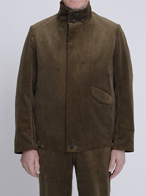 Hüftlanger Blouson mit Tunnelzug. 1 Pattentasche im Vorderteil, 2 Seitennahttaschen in den Seitennähten. 2 Innentaschen bieten zusätzlichen Stauraum. In die Shawlstraps im Rumpffutter kann ein Schal gefädelt werden. Dieses Modell stellen wir gefüttert aus Cord und ungefüttert aus kbA Denim her. Hüftlanger Blouson mit Tunnelzug. 1 Pattentasche im Vorderteil, 2 Seitennahttaschen in den Seitennähten. 2 Innentaschen bieten zusätzlichen Stauraum. In die Shawlstraps im Rumpffutter kann ein Schal gefädelt werden. Dieses Modell stellen wir gefüttert aus Cord und ungefüttert aus kbA Denim her.