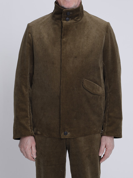 Hüftlanger Blouson mit Tunnelzug. 1 Pattentasche im Vorderteil, 2 Seitennahttaschen in den Seitennähten. 2 Innentaschen bieten zusätzlichen Stauraum. In die Shawlstraps im Rumpffutter kann ein Schal gefädelt werden. Dieses Modell stellen wir gefüttert aus Cord und ungefüttert aus kbA Denim her. Hüftlanger Blouson mit Tunnelzug. 1 Pattentasche im Vorderteil, 2 Seitennahttaschen in den Seitennähten. 2 Innentaschen bieten zusätzlichen Stauraum. In die Shawlstraps im Rumpffutter kann ein Schal gefädelt werden. Dieses Modell stellen wir gefüttert aus Cord und ungefüttert aus kbA Denim her.