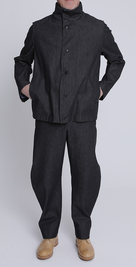 Hüftlanger Blouson mit Tunnelzug. 1 Pattentasche im Vorderteil, 2 Seitennahttaschen in den Seitennähten. 2 Innentaschen bieten zusätzlichen Stauraum. In die Shawlstraps im Rumpffutter kann ein Schal gefädelt werden. Dieses Modell stellen wir gefüttert aus Cord und ungefüttert aus kbA Denim her. Hüftlanger Blouson mit Tunnelzug. 1 Pattentasche im Vorderteil, 2 Seitennahttaschen in den Seitennähten. 2 Innentaschen bieten zusätzlichen Stauraum. In die Shawlstraps im Rumpffutter kann ein Schal gefädelt werden. Dieses Modell stellen wir gefüttert aus Cord und ungefüttert aus kbA Denim her.