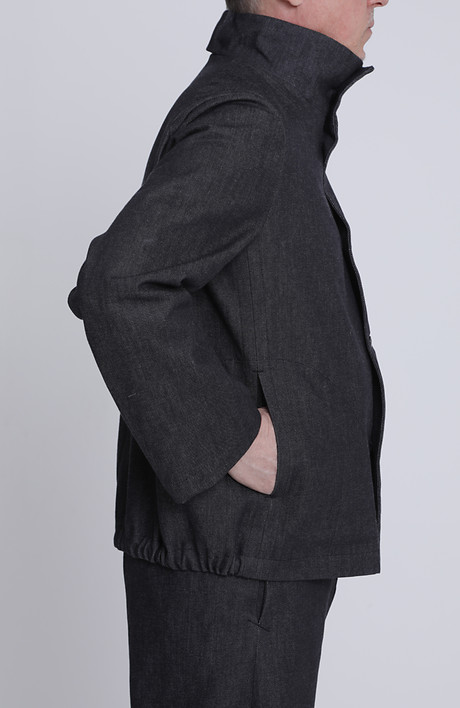 Hüftlanger Blouson mit Tunnelzug. 1 Pattentasche im Vorderteil, 2 Seitennahttaschen in den Seitennähten. 2 Innentaschen bieten zusätzlichen Stauraum. In die Shawlstraps im Rumpffutter kann ein Schal gefädelt werden. Dieses Modell stellen wir gefüttert aus Cord und ungefüttert aus kbA Denim her. Hüftlanger Blouson mit Tunnelzug. 1 Pattentasche im Vorderteil, 2 Seitennahttaschen in den Seitennähten. 2 Innentaschen bieten zusätzlichen Stauraum. In die Shawlstraps im Rumpffutter kann ein Schal gefädelt werden. Dieses Modell stellen wir gefüttert aus Cord und ungefüttert aus kbA Denim her.