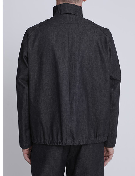 Hüftlanger Blouson mit Tunnelzug. 1 Pattentasche im Vorderteil, 2 Seitennahttaschen in den Seitennähten. 2 Innentaschen bieten zusätzlichen Stauraum. In die Shawlstraps im Rumpffutter kann ein Schal gefädelt werden. Dieses Modell stellen wir gefüttert aus Cord und ungefüttert aus kbA Denim her. Hüftlanger Blouson mit Tunnelzug. 1 Pattentasche im Vorderteil, 2 Seitennahttaschen in den Seitennähten. 2 Innentaschen bieten zusätzlichen Stauraum. In die Shawlstraps im Rumpffutter kann ein Schal gefädelt werden. Dieses Modell stellen wir gefüttert aus Cord und ungefüttert aus kbA Denim her.