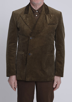 Die Attribute von Kragen und Revers lassen das Double Breasted Jacket auf den ersten Blick formell erscheinen. Die sportliche Verarbeitung, die Nahtführung und die Materialauswahl mildern jedoch die Strenge klassicher Herrengarderobe. Die Attribute von Kragen und Revers lassen das Double Breasted Jacket auf den ersten Blick formell erscheinen. Die sportliche Verarbeitung, die Nahtführung und die Materialauswahl mildern jedoch die Strenge klassicher Herrengarderobe.