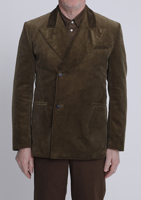 Die Attribute von Kragen und Revers lassen das Double Breasted Jacket auf den ersten Blick formell erscheinen. Die sportliche Verarbeitung, die Nahtführung und die Materialauswahl mildern jedoch die Strenge klassicher Herrengarderobe. Die Attribute von Kragen und Revers lassen das Double Breasted Jacket auf den ersten Blick formell erscheinen. Die sportliche Verarbeitung, die Nahtführung und die Materialauswahl mildern jedoch die Strenge klassicher Herrengarderobe.