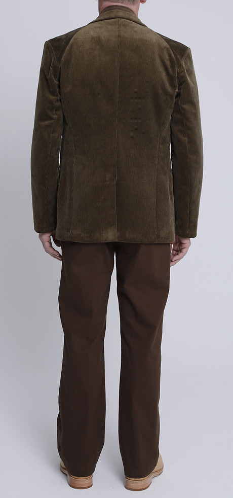 Die Attribute von Kragen und Revers lassen das Double Breasted Jacket auf den ersten Blick formell erscheinen. Die sportliche Verarbeitung, die Nahtführung und die Materialauswahl mildern jedoch die Strenge klassicher Herrengarderobe. Die Attribute von Kragen und Revers lassen das Double Breasted Jacket auf den ersten Blick formell erscheinen. Die sportliche Verarbeitung, die Nahtführung und die Materialauswahl mildern jedoch die Strenge klassicher Herrengarderobe.