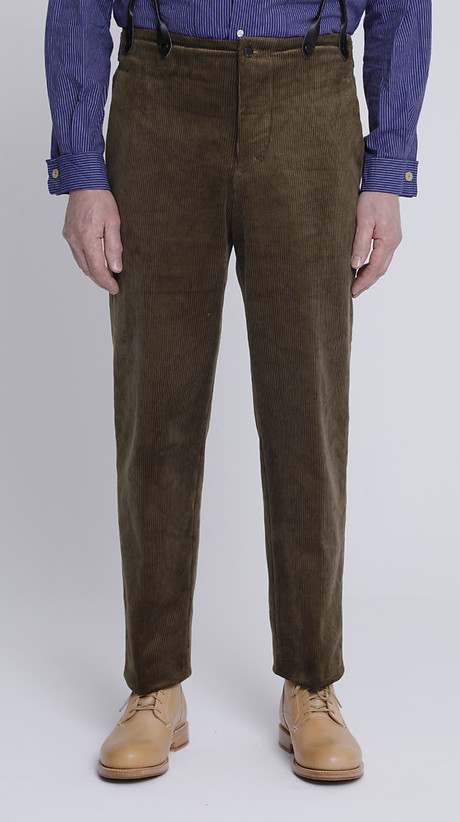 Aus der Gatsbyfamilie stammend zeichnet sich dieses Hosenmodell durch eine hohe Leibhöhe aus, die Saumweite ist klein gehalten. Mit angeschnittenem Bund und einem Querriegel in der Hinterhose zum feinjustieren der Bundweite. Aus der Gatsbyfamilie stammend zeichnet sich dieses Hosenmodell durch eine hohe Leibhöhe aus, die Saumweite ist klein gehalten. Mit angeschnittenem Bund und einem Querriegel in der Hinterhose zum feinjustieren der Bundweite.