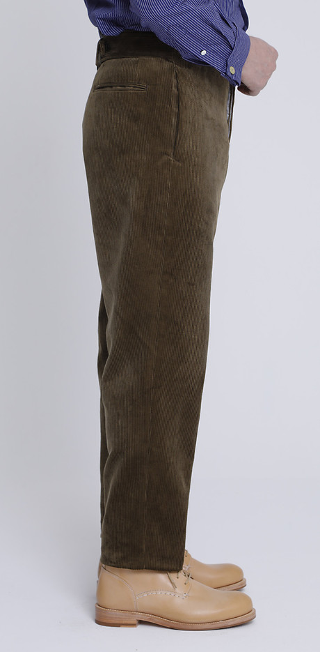 Aus der Gatsbyfamilie stammend zeichnet sich dieses Hosenmodell durch eine hohe Leibhöhe aus, die Saumweite ist klein gehalten. Mit angeschnittenem Bund und einem Querriegel in der Hinterhose zum feinjustieren der Bundweite. Aus der Gatsbyfamilie stammend zeichnet sich dieses Hosenmodell durch eine hohe Leibhöhe aus, die Saumweite ist klein gehalten. Mit angeschnittenem Bund und einem Querriegel in der Hinterhose zum feinjustieren der Bundweite.