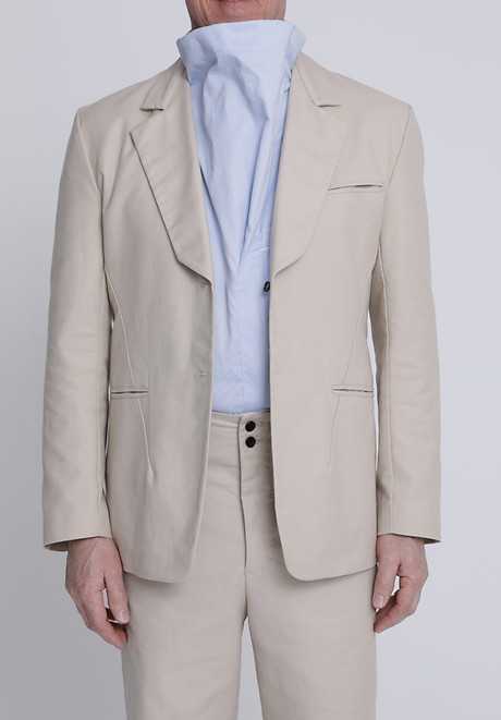 Single Breasted Jacket in sportliche Verarbeitung; die Nahtführung und die Materialauswahl mildern die Strenge klassicher Herrengarderobe. Single Breasted Jacket in sportliche Verarbeitung; die Nahtführung und die Materialauswahl mildern die Strenge klassicher Herrengarderobe.