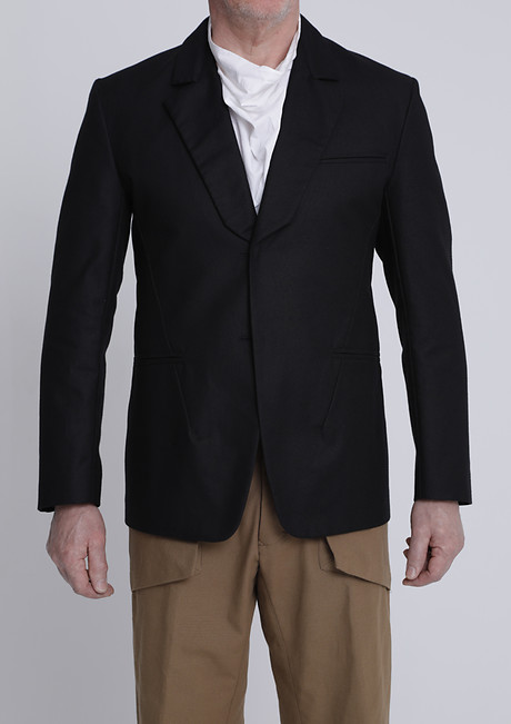 Single Breasted Jacket in sportliche Verarbeitung; die Nahtführung und die Materialauswahl mildern die Strenge klassicher Herrengarderobe. Single Breasted Jacket in sportliche Verarbeitung; die Nahtführung und die Materialauswahl mildern die Strenge klassicher Herrengarderobe.