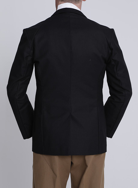 Single Breasted Jacket in sportliche Verarbeitung; die Nahtführung und die Materialauswahl mildern die Strenge klassicher Herrengarderobe. Single Breasted Jacket in sportliche Verarbeitung; die Nahtführung und die Materialauswahl mildern die Strenge klassicher Herrengarderobe.