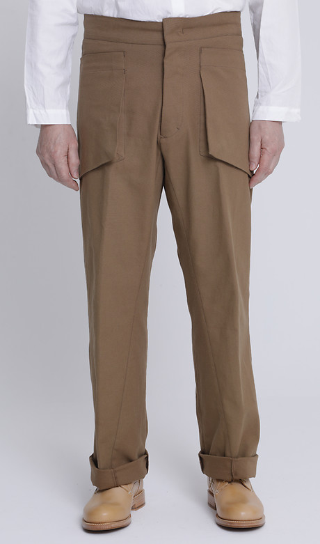 Baggy Pants Familie mit stark ausgearbeitetem Hosenspaltbereich. Baggy Pants Familie mit stark ausgearbeitetem Hosenspaltbereich.