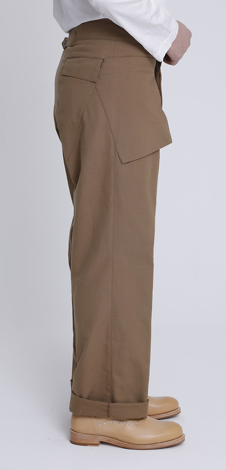 Baggy Pants Familie mit stark ausgearbeitetem Hosenspaltbereich. Baggy Pants Familie mit stark ausgearbeitetem Hosenspaltbereich.