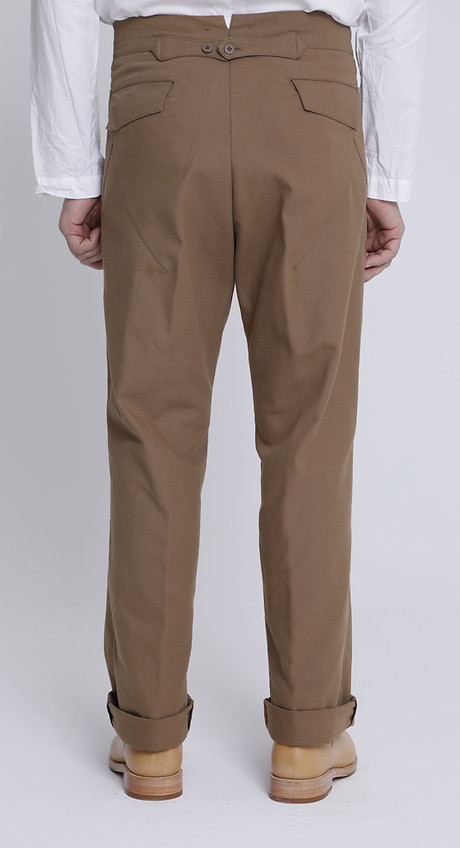Baggy Pants Familie mit stark ausgearbeitetem Hosenspaltbereich. Baggy Pants Familie mit stark ausgearbeitetem Hosenspaltbereich.