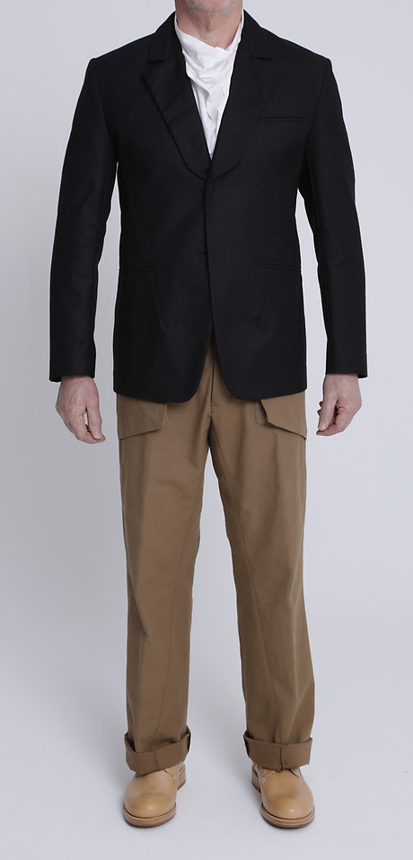 Baggy Pants Familie mit stark ausgearbeitetem Hosenspaltbereich, getragen unter dem SBJ Baggy Pants Familie mit stark ausgearbeitetem Hosenspaltbereich, getragen unter dem SBJ