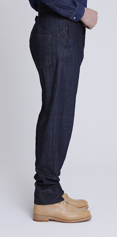 Die PWP ist ein Spitzbundhose und wird aus einem kbA Denim aus deutscher Produktion geschnitten und gefertigt. Die PWP ist ein Spitzbundhose und wird aus einem kbA Denim aus deutscher Produktion geschnitten und gefertigt.