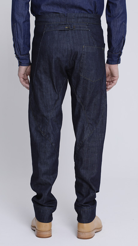 PWP - Pointy Waistband Pants. Die PWP ist ein Spitzbundhose und wird aus einem kbA Denim aus deutscher Produktion geschnitten und gefertigt. PWP - Pointy Waistband Pants. Die PWP ist ein Spitzbundhose und wird aus einem kbA Denim aus deutscher Produktion geschnitten und gefertigt.