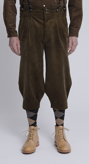 Die Knickerbocker gibt es in einem schweren kbA Cord oder wird in Harris Tweed gefertigt. Die Knickerbocker gibt es in einem schweren kbA Cord oder wird in Harris Tweed gefertigt.