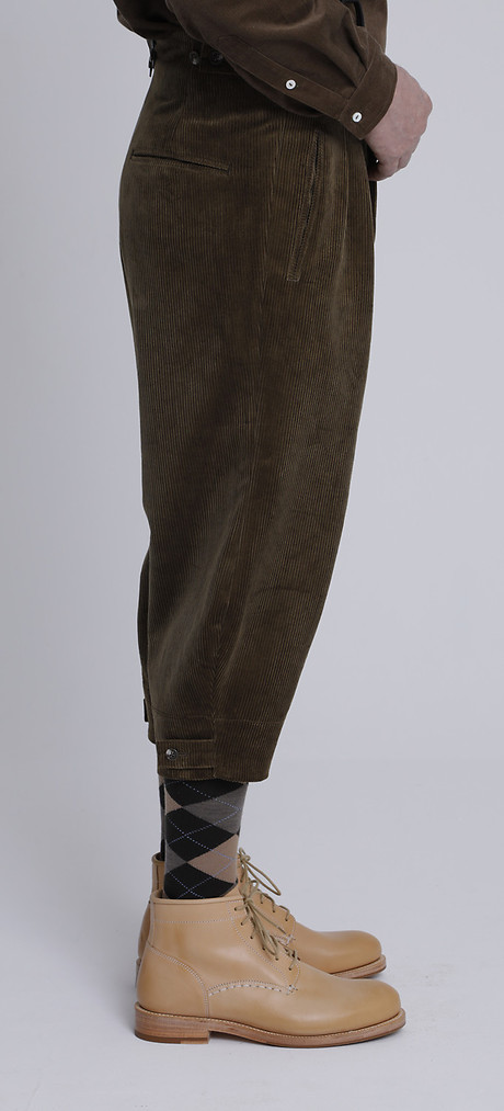 Die Knickerbocker gibt es in einem schweren kbA Cord oder wird in Harris Tweed gefertigt. Die Knickerbocker gibt es in einem schweren kbA Cord oder wird in Harris Tweed gefertigt.