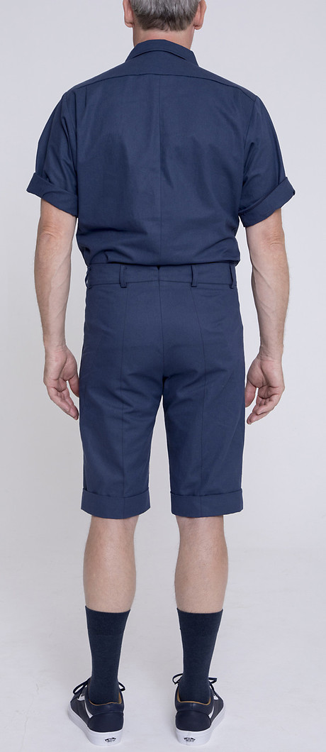 Balcony Shirt über Flat Pants, Rückenansicht Balcony Shirt über Flat Pants, Rückenansicht