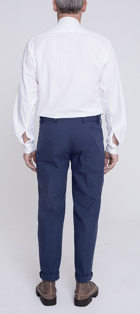 Plastron Shirt über Flat Pants 50's, Rückenansicht Plastron Shirt über Flat Pants 50's, Rückenansicht